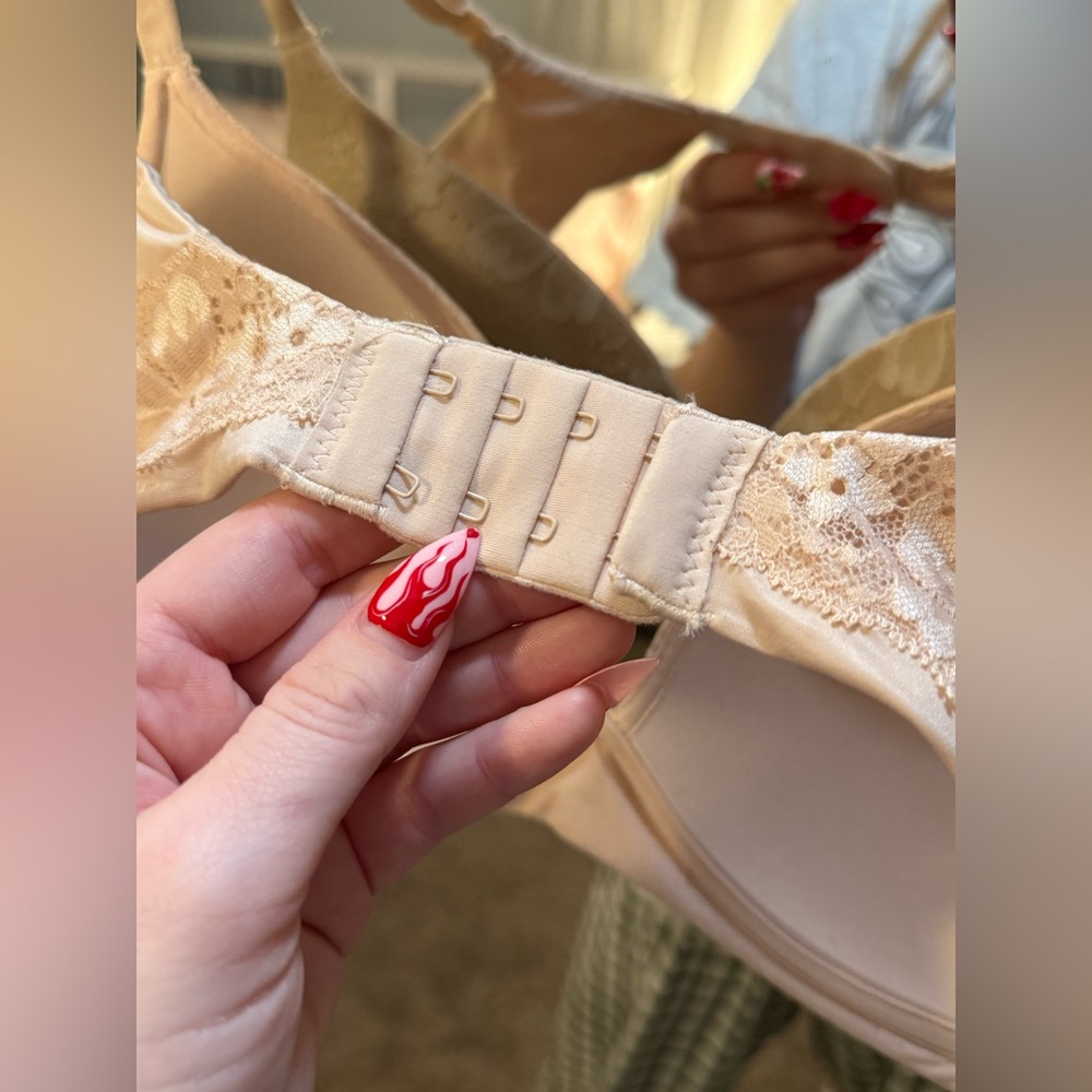 Victoria’s Secret Wireless Lace Trimmed Cream/Tan Bra - Picture 4 of 5